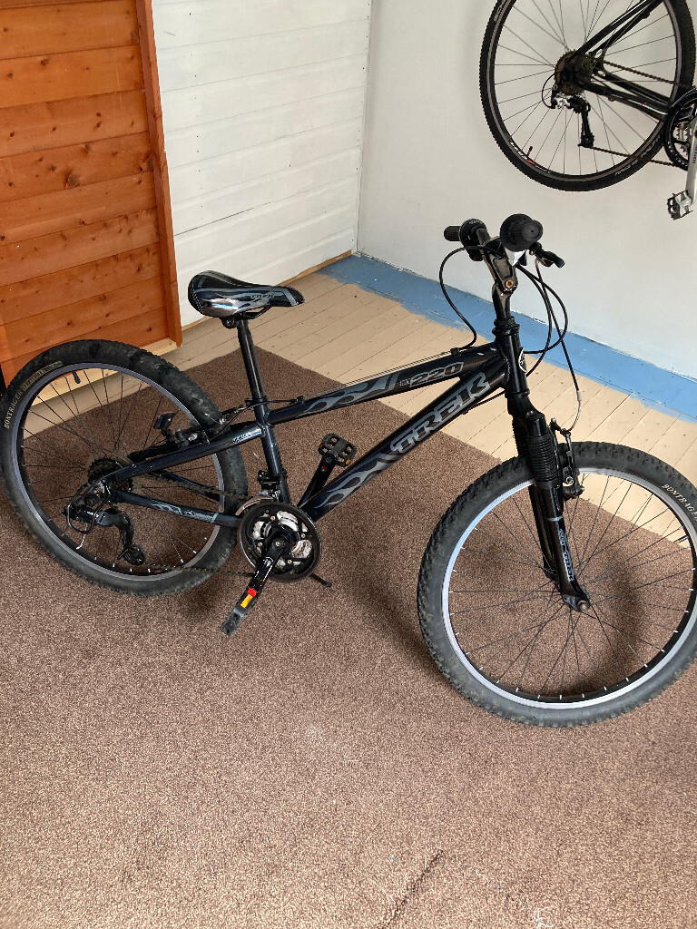 TREK MT220 BLACK CHILDS MOUNTAIN BIKE 